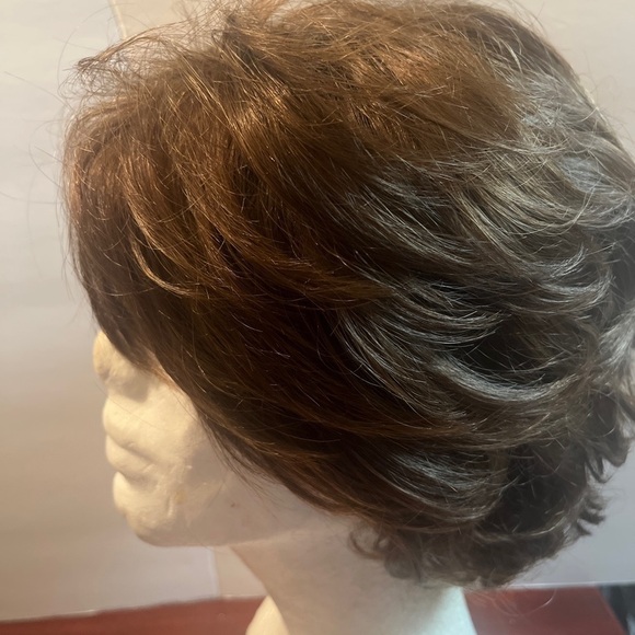 NEW Gnimegil Synthetic Wig Layered Brown Highlights Short Cute! - Picture 6 of 11